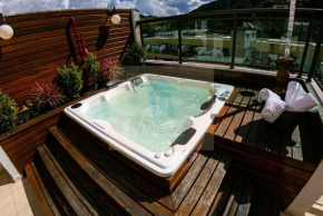Jacuzzi Privativa Cobertura coração de Itaipava